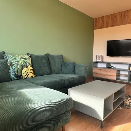 Spacious 3 Bedroom - Laveli Apartament *